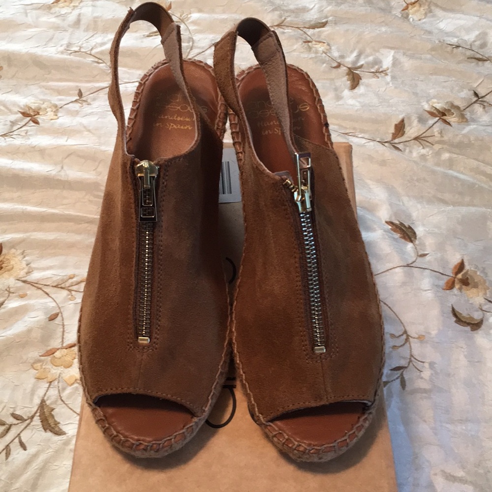 NWT Andre Assous sandal